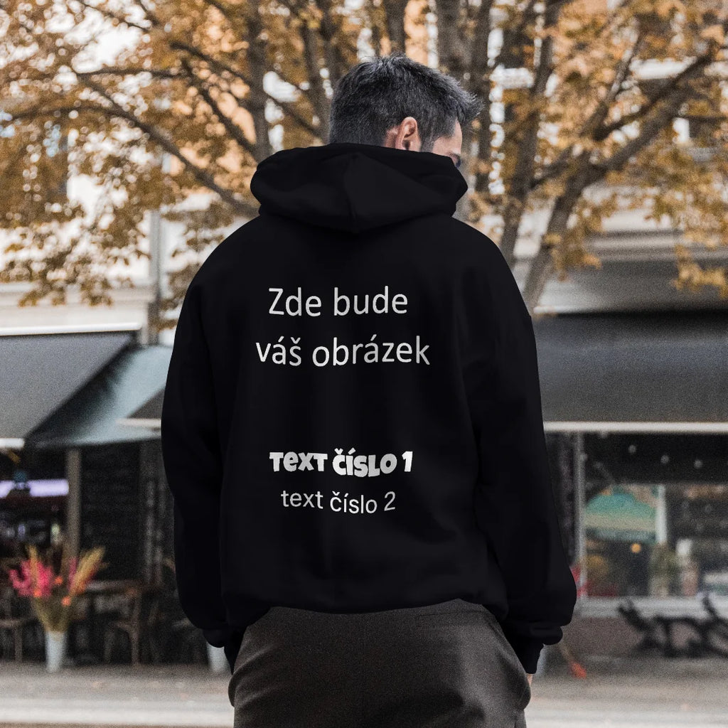 Týmová mikina s kapucí s vlastním potiskem na záda.